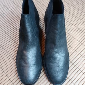 Eileen Fisher women's black distressed leather pull on ankle boots. Sz 11M. 3" c